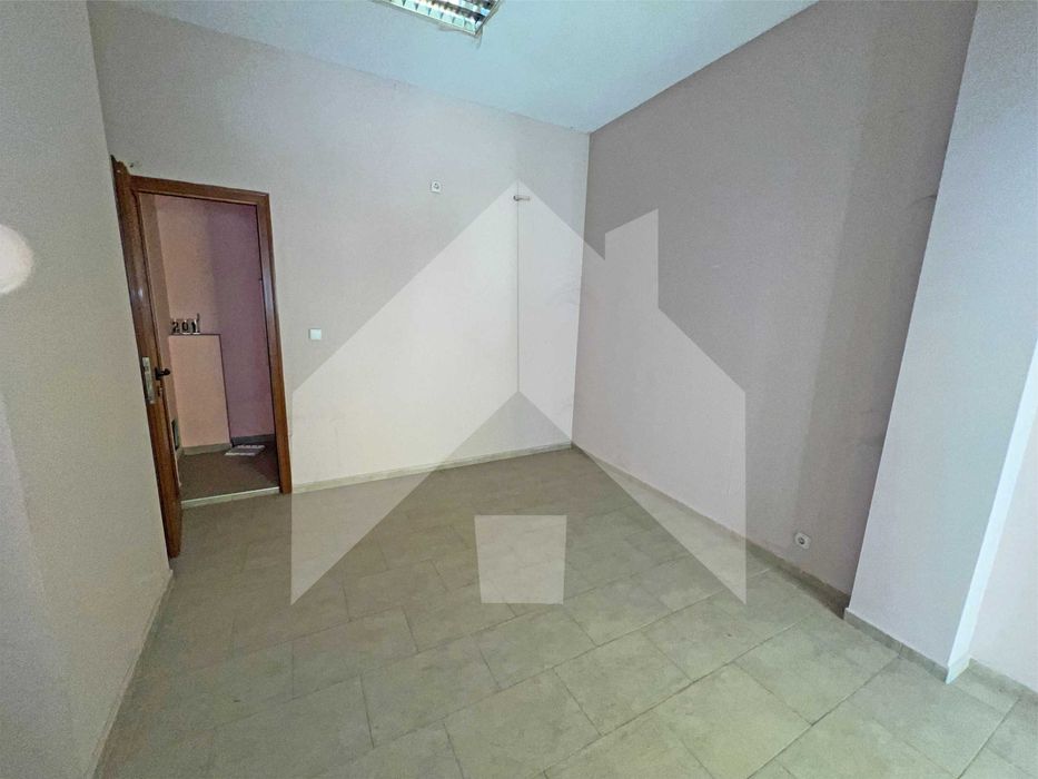 Дава се под наем Магазин в Нови пазар - 33 кв.м за 229.5 € - Снимка #3