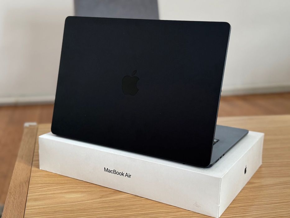 MacBook Air 15”  2023 cu procesor Apple M2, culoare Midnight