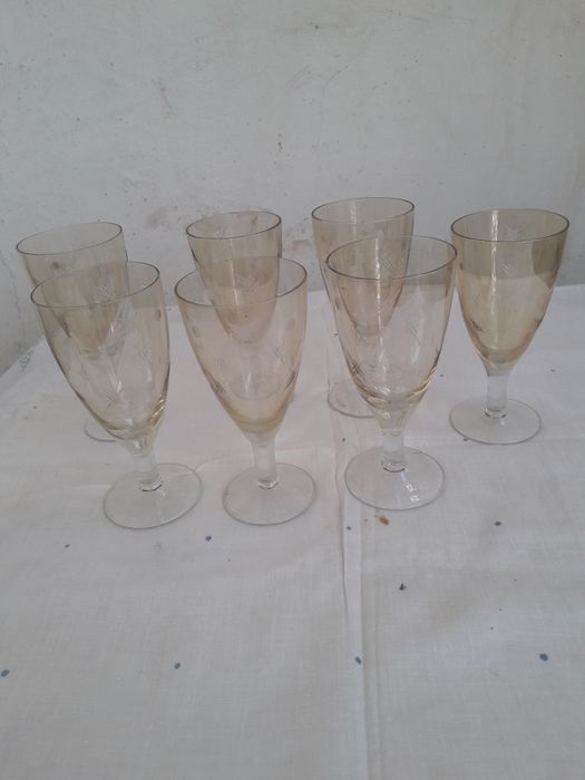 Стеклянные вазы  и рюмки,фужеры.