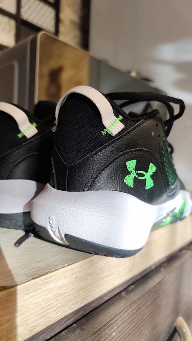 Adidași Under Armor 37.5
