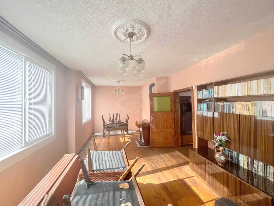 Продава се Къща в Панагюрище - 392 кв.м за 485 €/кв.м - Снимка #3