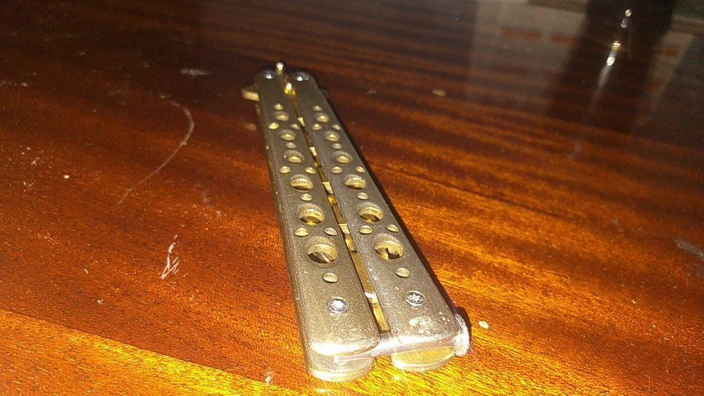 Продаётся металлический нож-бабочка б/у