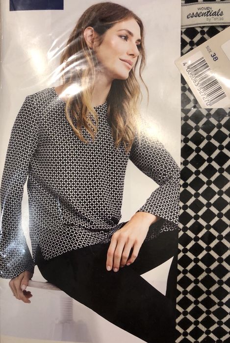 Блузка с рукавами воланами