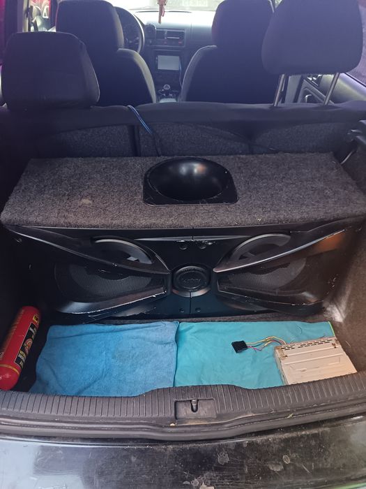 Vând subwoofer cu stație și casetofon