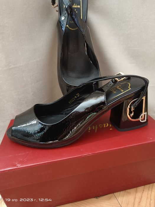 Продаю туфли новые