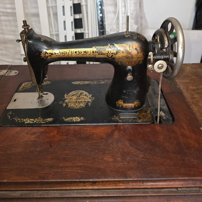 Vand doua masini de cusut marca SINGER. Una este foarte veche cu suveica, cealalta este o masina de cusut scufundabila.