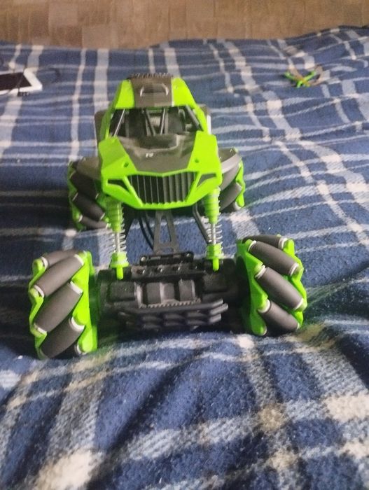 Продам машинку на радиоуправлении