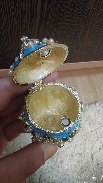 Cutie bijuterii metalica in forma de ou Faberge