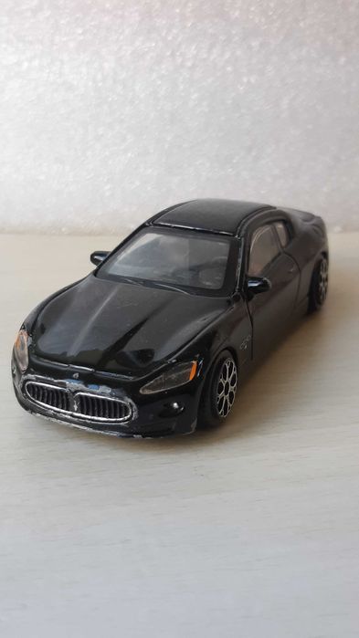 Vand machete Bburago, Corvette Stingray si Maserati GranTurismo