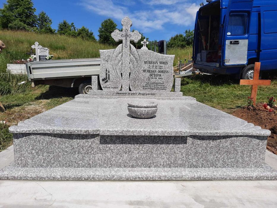 Monumente Funerare din granit brut,mai multe culori