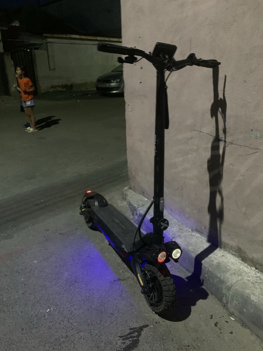 Vând trotineta are 2 motuare viteza 45 este rupta de la jumate