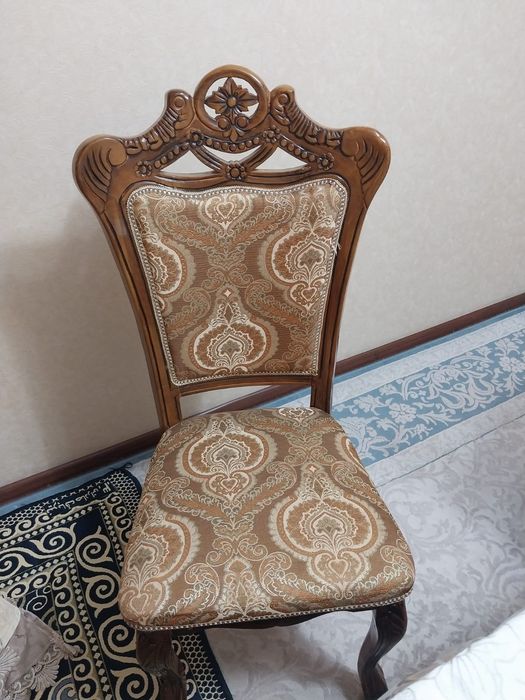 Стол стулья на гостиную