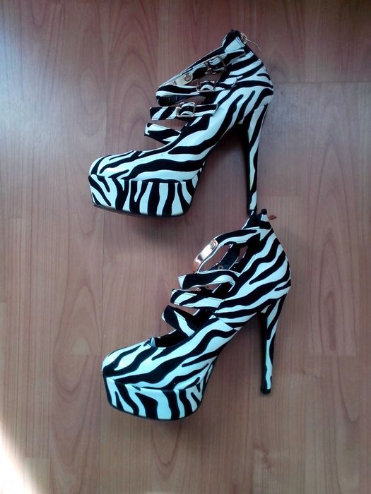 Продавам комплект дамски къс шлифер и обувки на токчета.