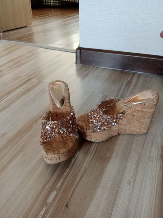 Продам модные шлепки