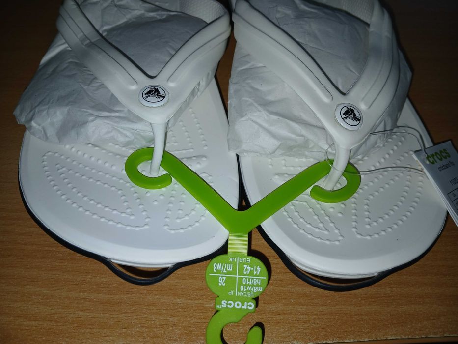 Slapi Crocs Crocband Flip unisex marimea 41-42, albi