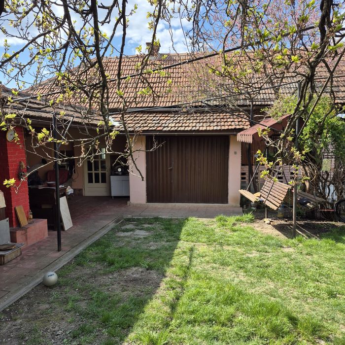 Casă din cărămidă în Porț comuna Marca.