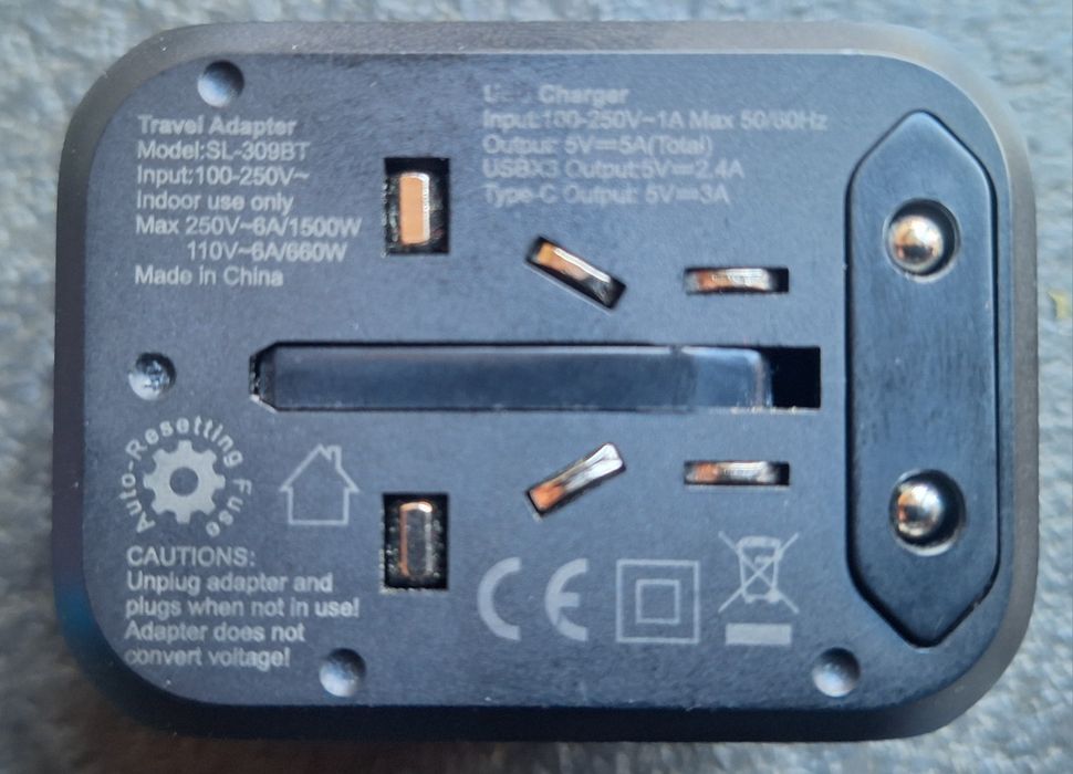 Универсално зарядно устржйство