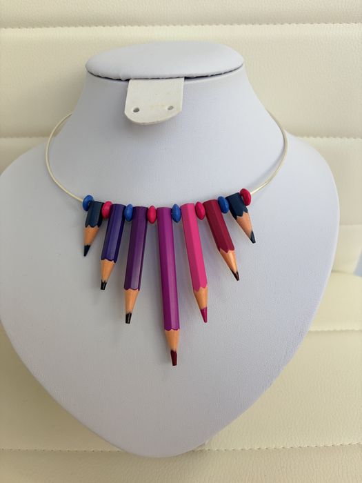 Colier handmade din creioane colorate