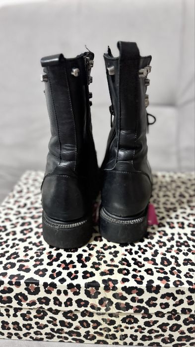 Продам сапожки женские