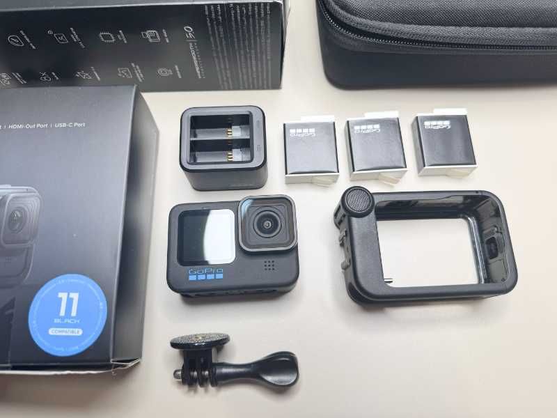 GoPro Hero 11 Black, combo + Media Mod si accesorii