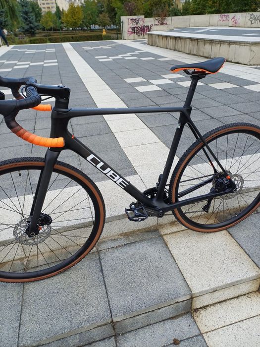 Vând bicicletă gravel carbon CUBE 2025