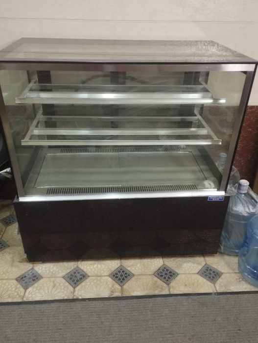 Продается витринный холодильник