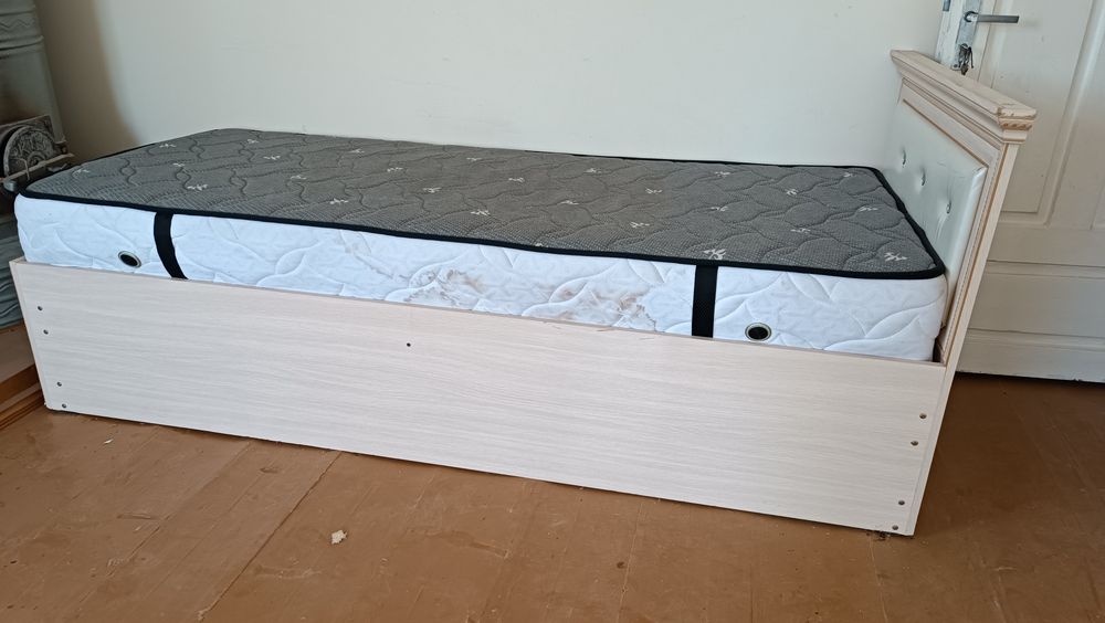 1 kishilik spalni krovat juda ideal matrasi bilan xolati yangi da
