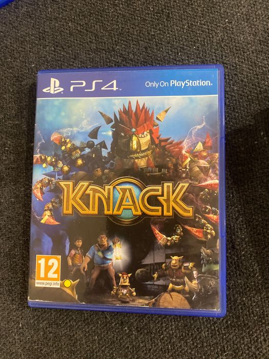 PS 4 pro  с два джойстика и стойка , която може да си ги зареждаш