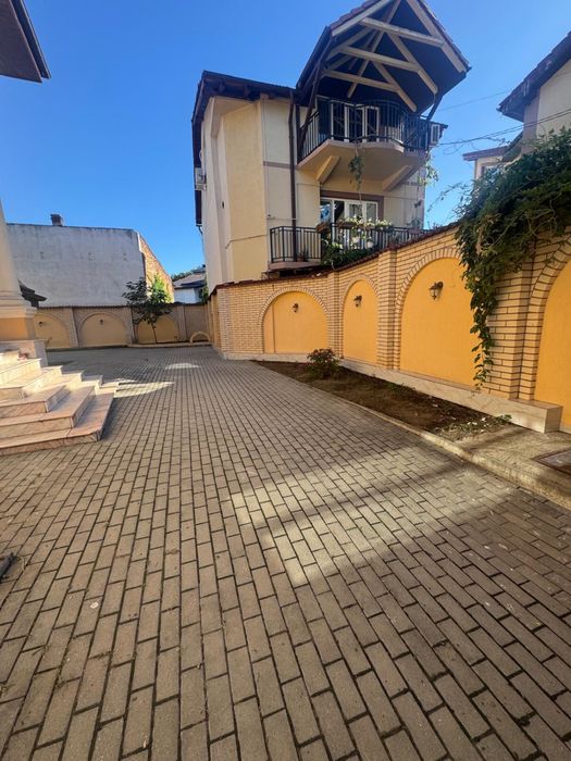 Casa spatioasa 5 camere + curte 600 mp – ideală locuință sau birouri