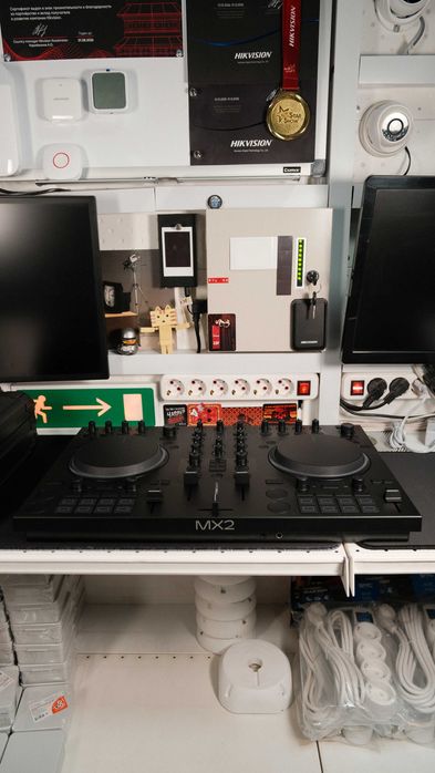 Native Instruments Traktor MX2 DJ контроллер