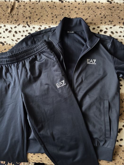 Продам оригинальную спортивку EA7