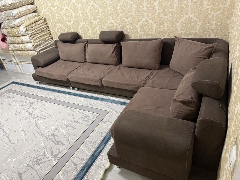 Угловой диван в хорошем состоянии