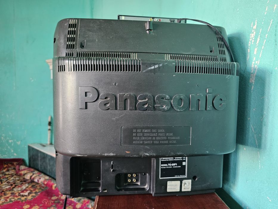 Телевизор Panasonic ишлаб турибди тюнер совг'а.