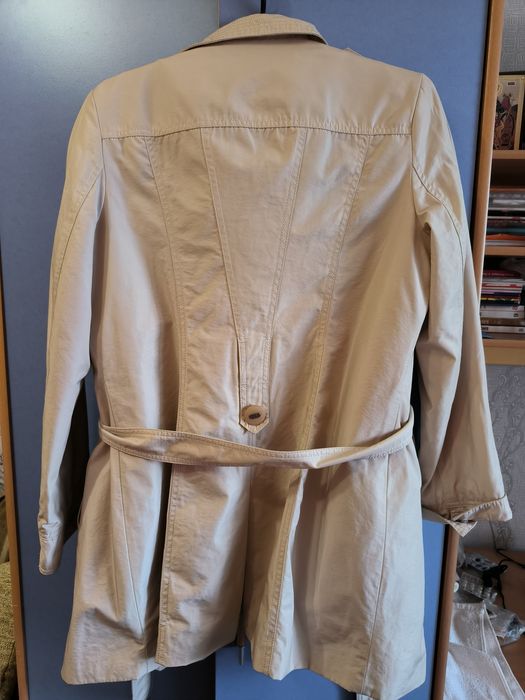 Светлый осенний плащ