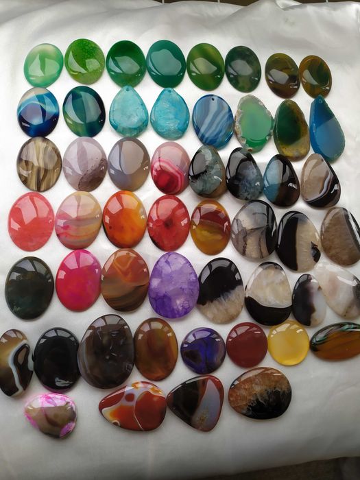 Ръчно изработени гривни от естествени кристали и бижутерска тел.