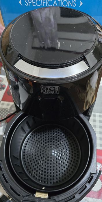 Vând friteuza cu aer cald Starline  capacitate mare de 2,6 litri