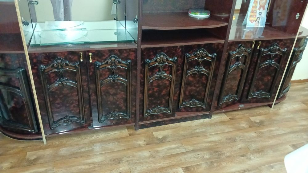 Отдам даром стенку