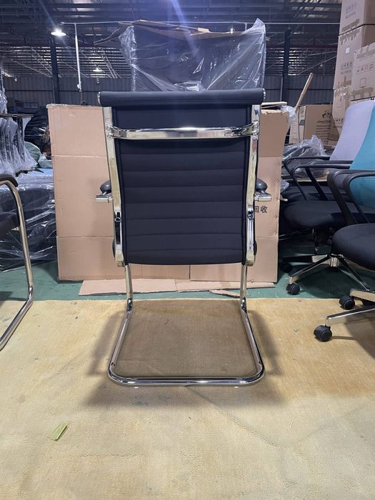 Кожаное офисное кресло