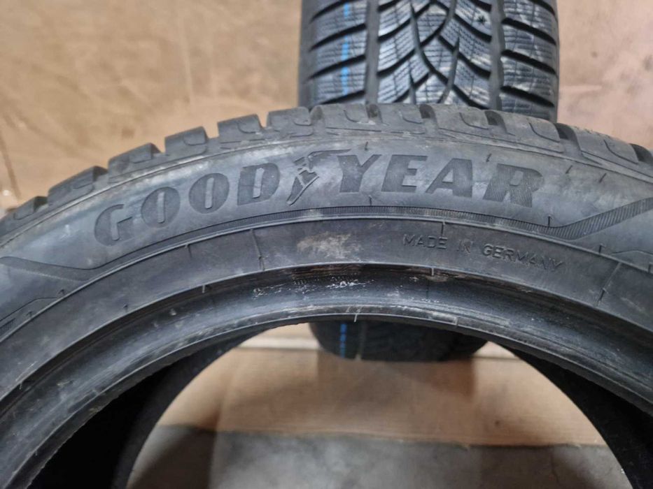 2 Goodyear R17 235/50
зимни гуми
DOT4319