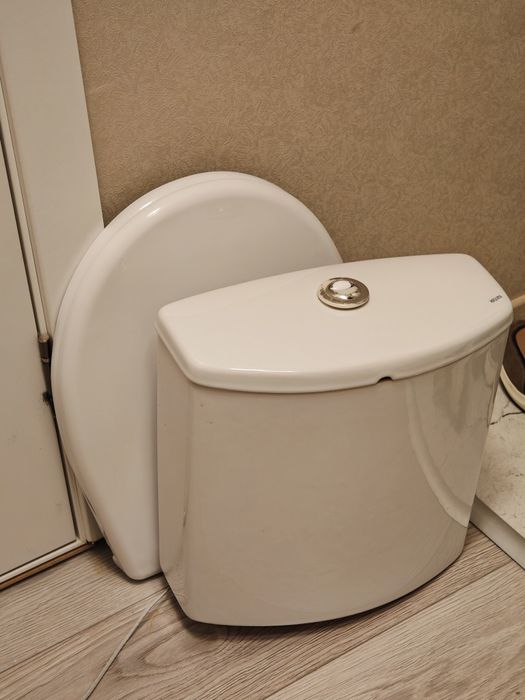 Бочок от унитаза Santek , в рабочем состоянии