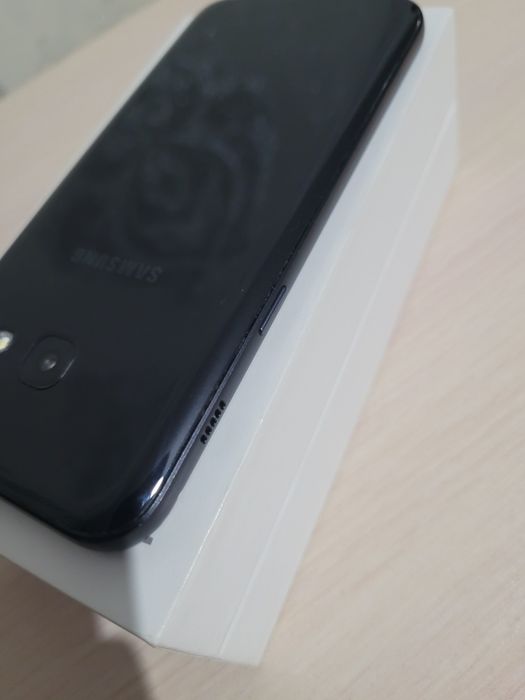 Продаю Samsung A3 (2017)
