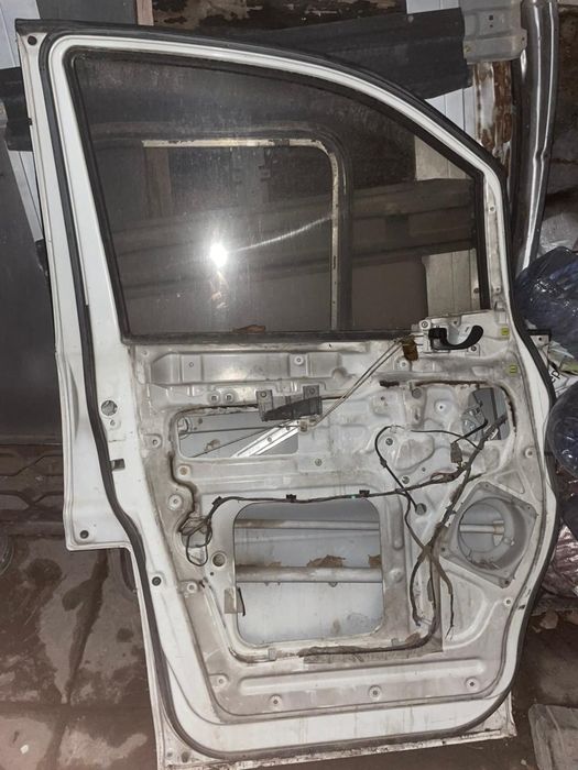 белая дверь на делику