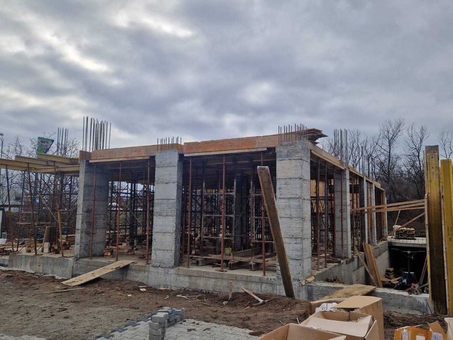 Продавам два двустайни апартамента в кв. Ветрен до Болница Дева Мария