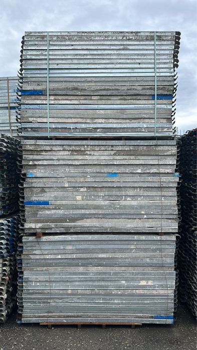 Popi metalici si schela