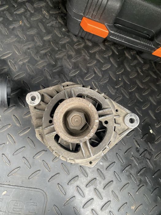 Продам генератор от приоры рабочий