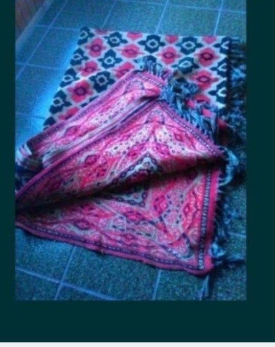 Персийски и плюшен килим, китеници, пердета..
