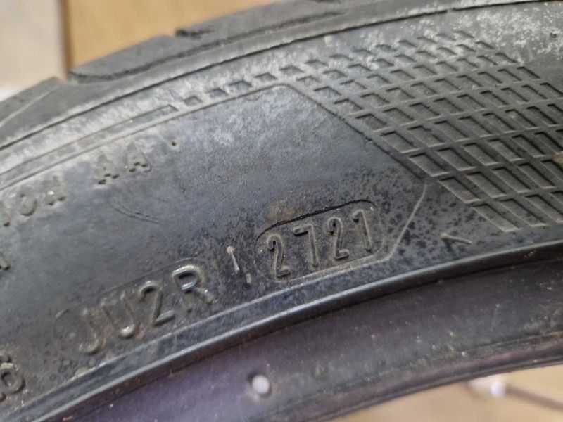 2 Goodyear R19 235/45
летни гуми
DOT2721