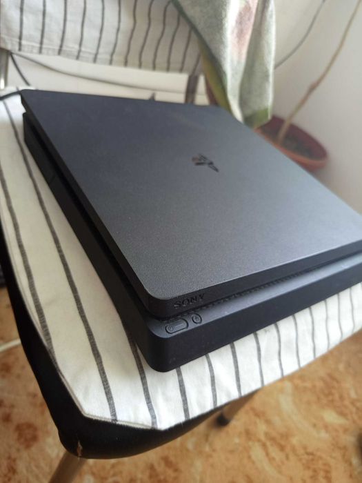 PlayStation 4 Slim – 1Т + игри и аксесоари
