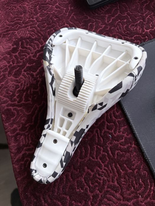 Pivotal седалка white ST-LN