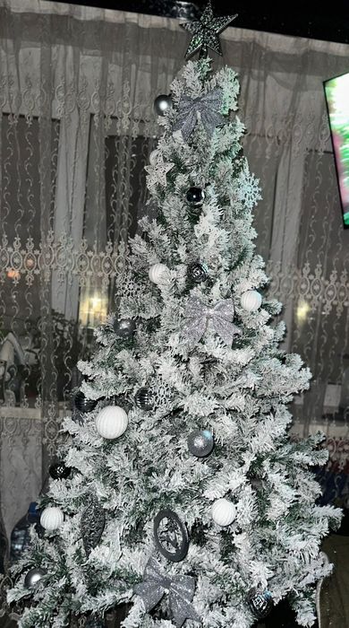 Ёлки 2шт искусственные